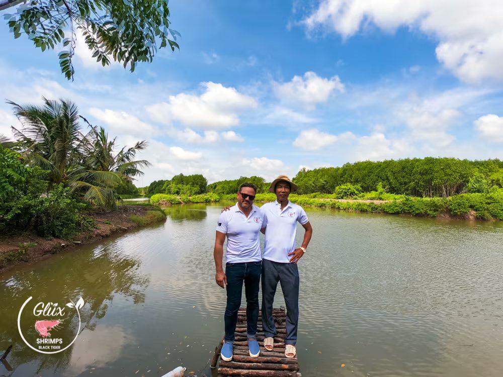 Christoph Bacher mit Partner-Farmer an einer Black-Tiger-Garnelenfarm in Vietnam